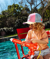 Casquette enfant Hello Hossy Stereo Dog rose avec filet bleu et visière jaune – casquette trucker enfant été tendance