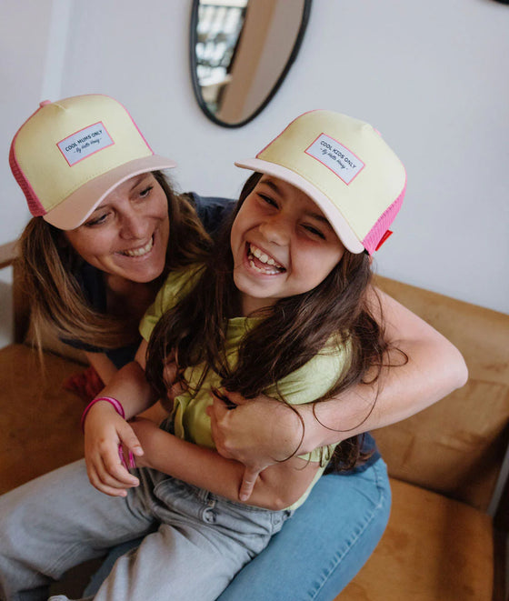 Casquette enfant Hello Hossy Mini Chupa jaune pastel avec filet rose