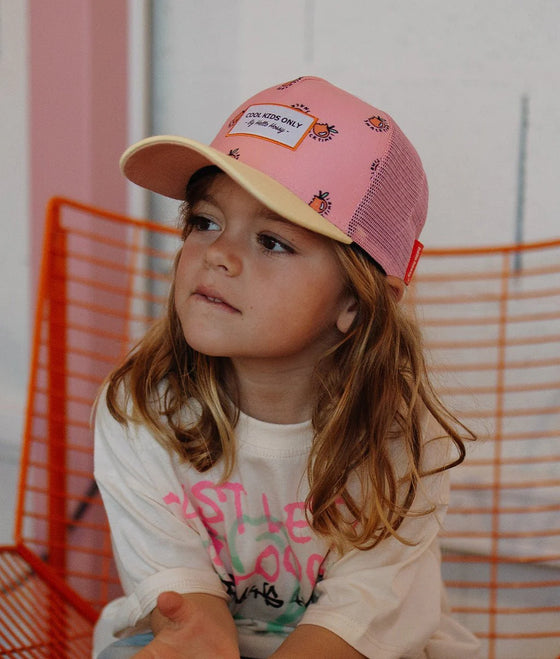 Casquette enfant Hello Hossy Snack rose et jaune pastel avec filet rose et motifs fruits