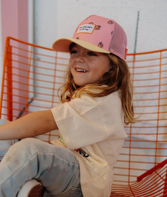 Casquette enfant Hello Hossy Snack rose et jaune pastel avec filet rose et motifs fruits