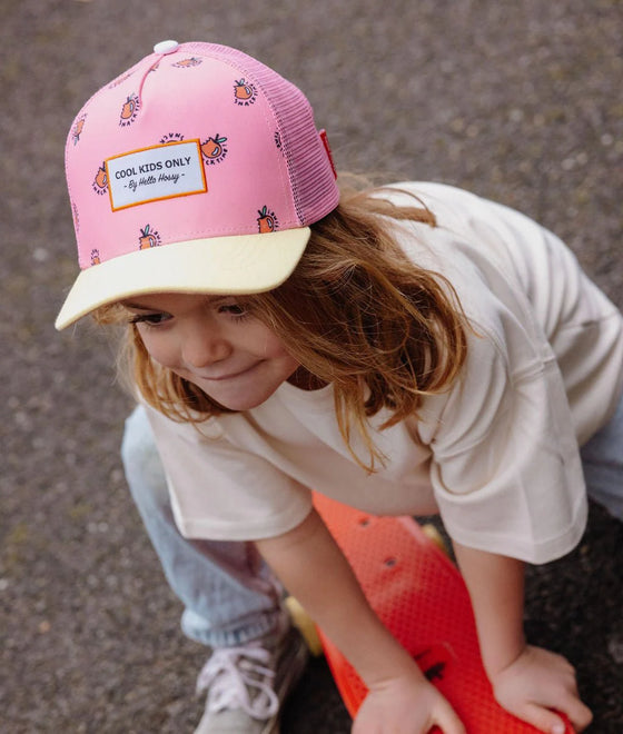 Casquette enfant Hello Hossy Snack rose et jaune pastel avec filet rose et motifs fruits