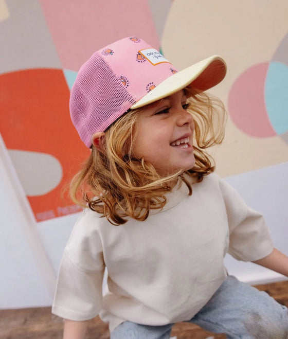 Casquette enfant Hello Hossy Snack rose et jaune pastel avec filet rose et motifs fruits