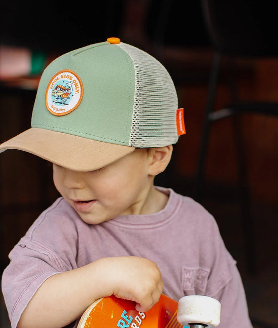 Casquette enfant Hello Hossy Surftrip verte et beige avec patch “Cool Kids Only”