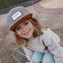  Casquette Hello Hossy velours Berry gris anthracite avec détails verts et orange pour enfant