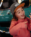 Casquette Hello Hossy velours Berry gris anthracite avec détails verts et orange pour enfant
