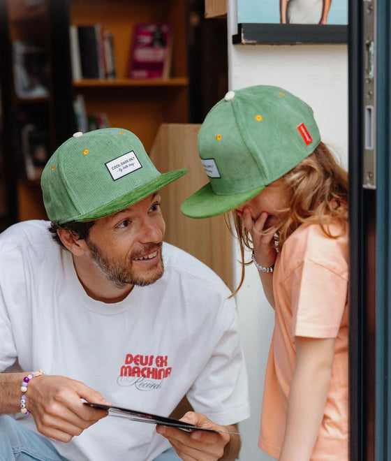 Casquette Hello Hossy velours Kiwi verte avec détails jaunes pour enfant et adulte