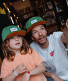 Casquette Hello Hossy velours Kiwi verte avec détails jaunes pour enfant et adulte