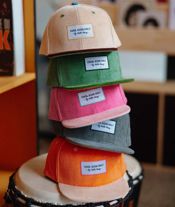 Casquette enfant Hello Hossy velours Pitaya rose framboise et visière rose clair