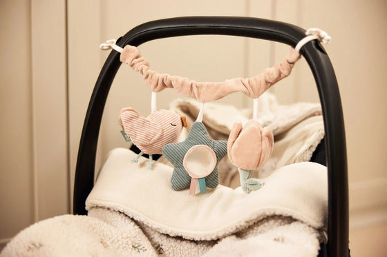 Chaîne d’activités bébé Jollein Lovely Birds – jouets d’éveil suspendus en tissu avec fleur, étoile miroir et oiseau