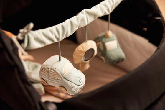 Chaîne d’activités pour poussette On the Go – Jollein, jouet d’éveil bébé en tissu thème voiture avec miroir sensoriel
