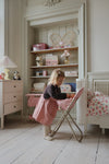Chaise haute Rosie Rose pour poupée Konges Slojd en métal avec housse fleurie rose