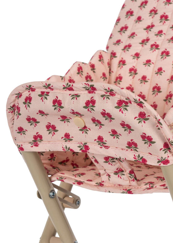 Chaise haute Rosie Rose pour poupée Konges Slojd en métal avec housse fleurie rose
