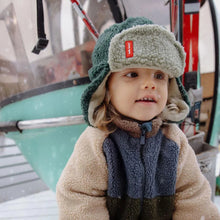  Chapka enfant Hello Hossy Cozy Neo vert doublée polaire avec sangle rouge