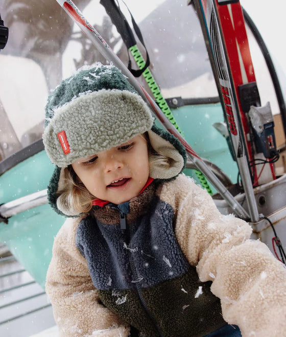 Chapka enfant Hello Hossy Cozy Neo vert doublée polaire avec sangle rouge