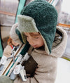 Chapka enfant Hello Hossy Cozy Neo vert doublée polaire avec sangle rouge