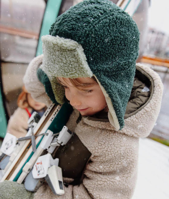 Chapka enfant Hello Hossy Cozy Neo vert doublée polaire avec sangle rouge