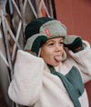 Chapka enfant Hello Hossy Cozy Neo vert doublée polaire avec sangle rouge