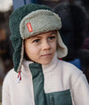 Chapka enfant Hello Hossy Cozy Neo vert doublée polaire avec sangle rouge