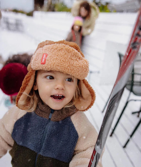 Chapka enfant Hello Hossy Cozy Sven marron doublée polaire avec sangle rouge