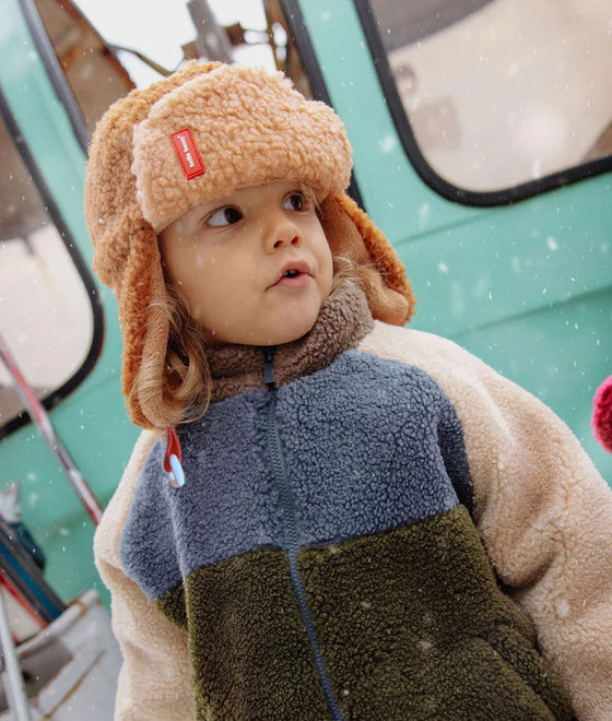 Chapka enfant Hello Hossy Cozy Sven marron doublée polaire avec sangle rouge