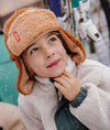 Chapka enfant Hello Hossy Cozy Sven marron doublée polaire avec sangle rouge