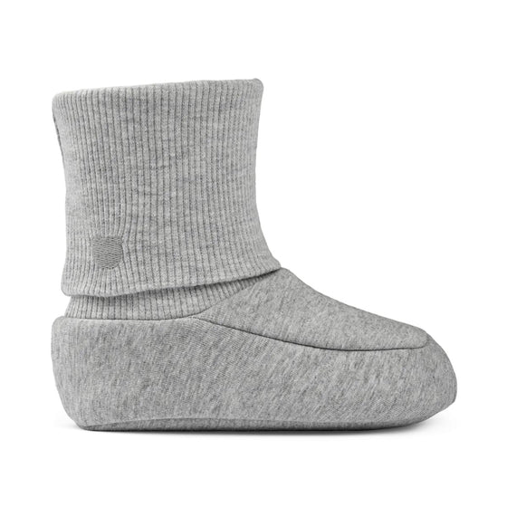 Chaussons Aggi gris clair pour bébé de la marque Liewood.