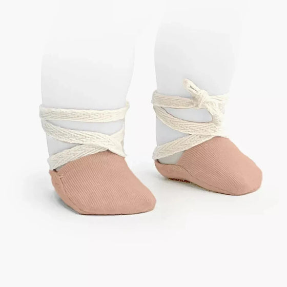 Chaussons de danse à lacets en jersey cassonade Minikane – chaussures pour poupée Gordis 34 cm