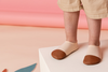 Chaussons souples tout terrains pour bébé et enfant, Les Petites nectarines, beige rosé, Les Pas Petits. Chaussons fabriqués en France à utilisés en intérieur et extérieur : plage, maison, piscine, mer, jardin, crèche, nourrice. Fabrication française.