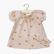  Chemise de nuit "Sabrina" avec headband assorti pour poupée Gordis de Minikane, confectionnée en maille côtelée rose poudré avec imprimé petits cœurs. Modèle à manches courtes avec col froncé et petit nœud décoratif. Accessoire idéal pour habiller un poupon avec douceur et élégance.