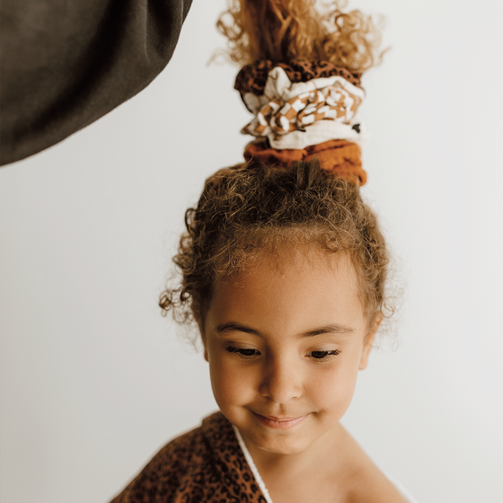 Chouchou en gaze de coton à imprimé léopard pour cheveux – Atelier Wagram.