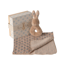  Coffret cadeau Maileg avec hochet lapin et lange fleuri pour bébé – pêche crème