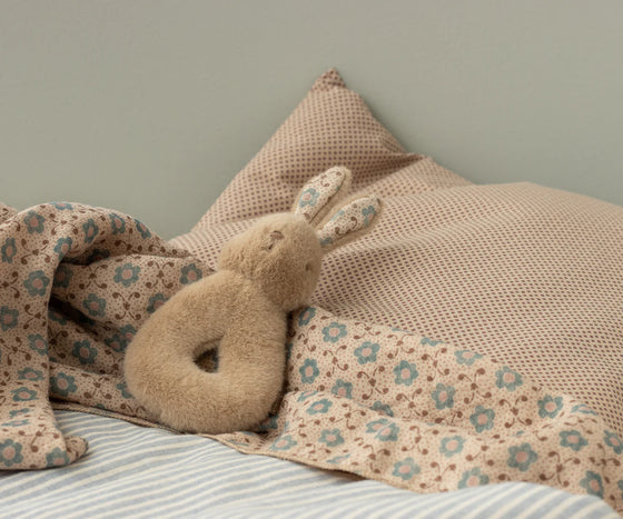 Coffret cadeau Maileg avec hochet lapin et lange fleuri pour bébé – pêche crème
