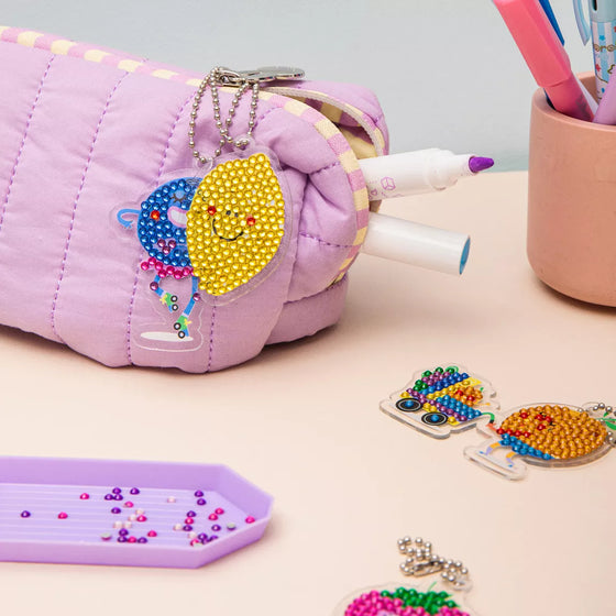 Kit porte-clés enfant à décorer avec diamants – fruits amusants – activité créative 5+