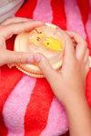 Coffret savon surprise enfant Dino jaune avec trousse à customiser Ludi Soap x Petikids