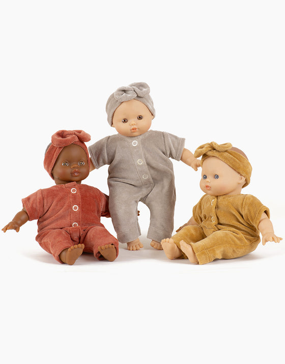 Combinaison Lili et son headband en velours pour poupées Babies, couleur camel, marque Minikane.