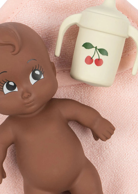 Compagnon de bain Niki Konges Sløjd – jouet bébé avec biberon et serviette