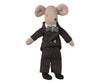 Costume de marié Maileg pour Papa Souris avec veste noire, pantalon, chemise blanche et boutonnière fleurie
