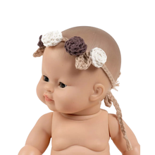  Poupée Gordis portant une couronne de fleurs crochetée faite main – Minikane