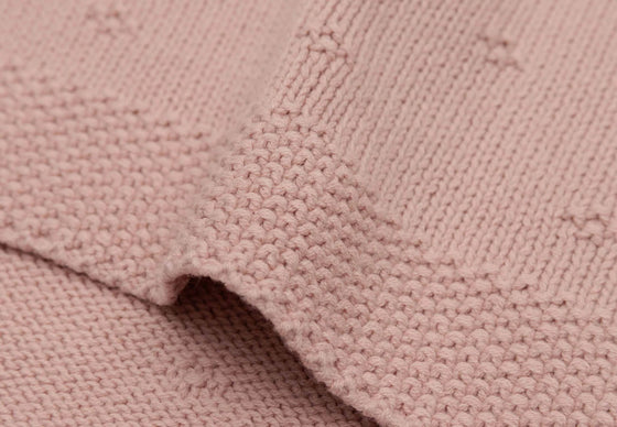 Couverture berceau Cosy Knit Rose Jollein pour bébé.