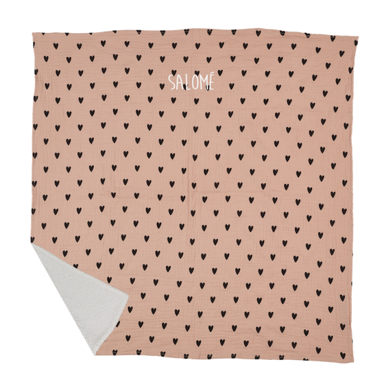 Couverture bébé en triple gaze de coton et moumoute coeurs rose personnalisable Atelier Wagram.