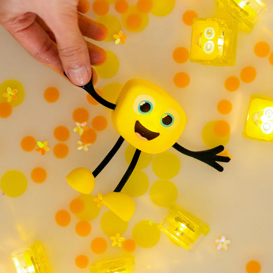 Personnage Alex jaune et cubes lumineux pour le bain Glo Pals.