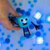 Personnage Blair bleu et deux cubes lumineux pour le bain Glo Pals.