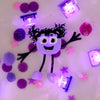 Personnage Lumi violet pour le bain et deux cubes lumineux Glo Pals.