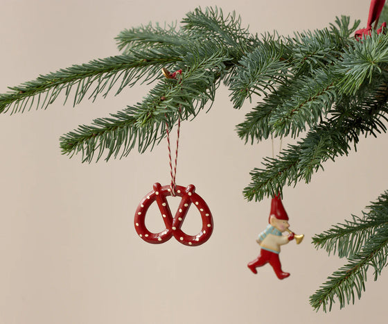 Décoration de Noël en métal à suspendre, Bretzel rouge à pois, Maileg.