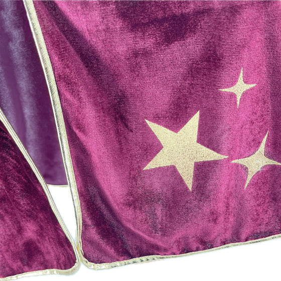 Déguisement sorcier enfant bordeaux avec cape en velours et chapeau pointu – étoiles dorées
