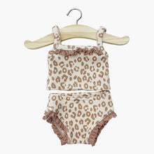  Ensemble dessous fille "Léo" pour poupée Gordis de Minikane, confectionné en maille côtelée avec imprimé léopard beige. Composé d’un top à bretelles avec volants et d’une culotte assortie à finitions dentelle. Accessoire tendance pour habiller un poupon avec style.