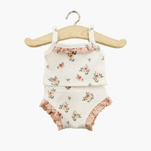  Ensemble dessous fille "Petites fleurs" pour poupée Gordis de Minikane, confectionné en maille côtelée. Composé d’un top à bretelles avec volants et d’une culotte assortie à finitions dentelle. Accessoire tendance pour habiller un poupon avec style.