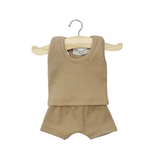  Ensemble dessous garçon "Marcel" pour poupée Gordis de Minikane, confectionné en maille côtelée couleur cacao. Composé d’un débardeur sans manches et d’un short assorti pour un look confortable et minimaliste. Accessoire parfait pour habiller un poupon avec style.