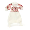 Doudou lapin Jellycat Blossom Cream Berry avec oreilles et haut fleuris, fond blanc