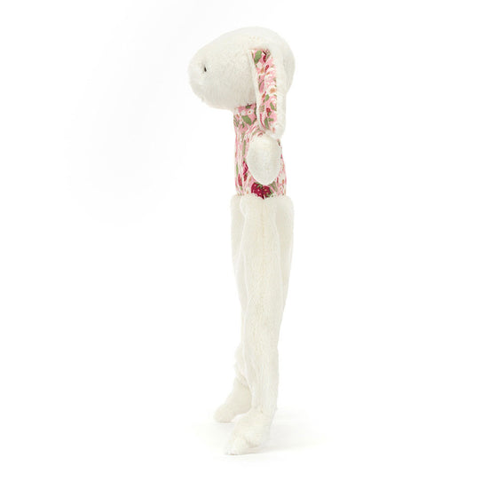Doudou lapin Jellycat Blossom Cream Berry avec oreilles et haut fleuris, fond blanc